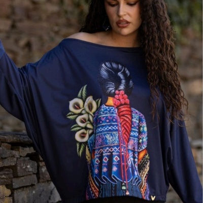 Camisola azul com estampa colorida de mulher de costas e flores