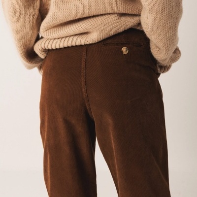 Calças castanhas de veludo cotelê com camisola de malha castanha clara