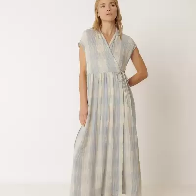 Vestido comprido xadrez azul claro e bege com laço lateral e sapatos azuis leves