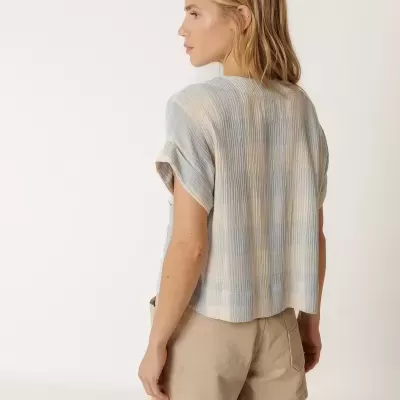 Blusa curta de manga curta com padrão azul e areia e calções bege