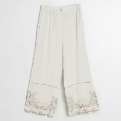 Calças largas brancas com bordado bege na barra