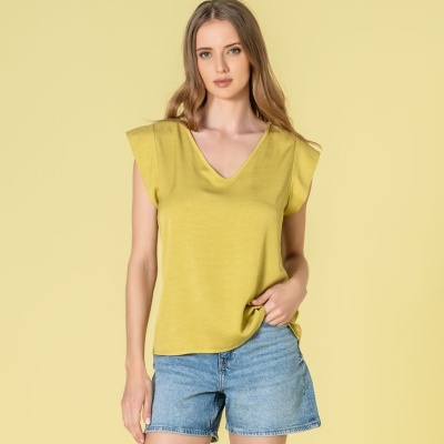 Top amarelo com decote em V e calções de ganga azuis claros