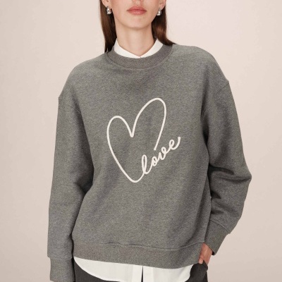 Sweatshirt cinza com coração branco e texto love no peito.