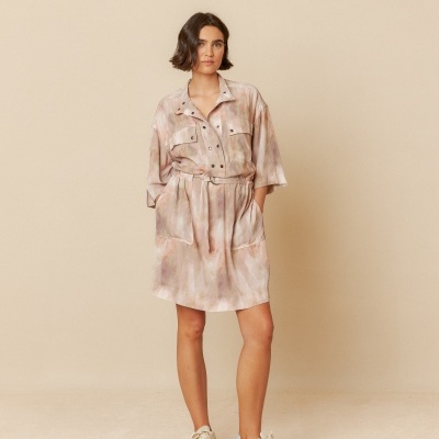 Vestido curto feminino tie-dye com botões e cinto, usado com ténis brancos