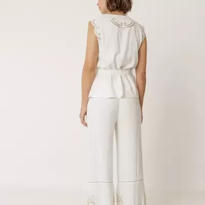 Conjunto feminino branco com bordados e calças largas com barra bordada