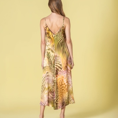 Vestido comprido feminino animal print visto de costas