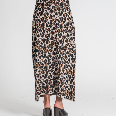 Saia comprida com padrão leopardo e sapatos de salto alto pretos
