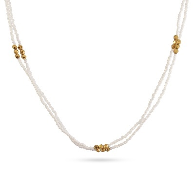 Colar delicado de contas brancas e douradas em fundo branco