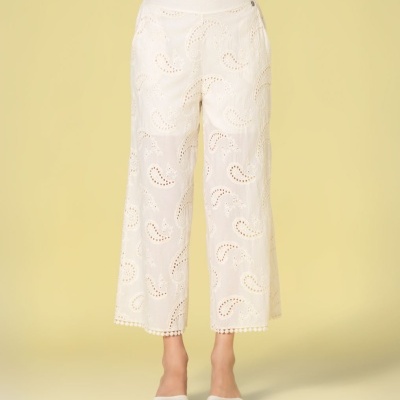 Calças brancas bordadas cropped com sandálias brancas