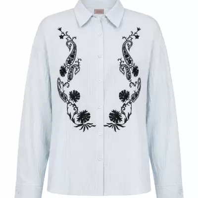 Camisa azul claro com bordados pretos frontais