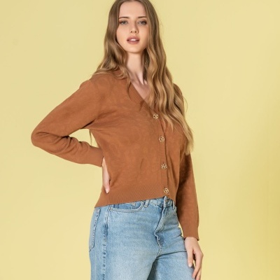 Camisola castanha de malha com botões dourados e calças de ganga azul claro