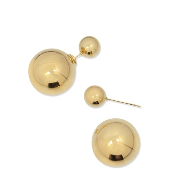 Brincos dourados em forma de esferas lisas e brilhantes