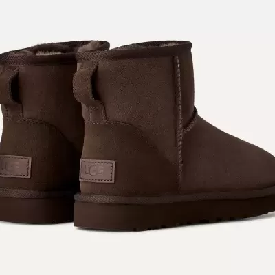 Botas UGG castanhas em camurça com interior felpudo e sola de borracha escura