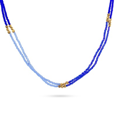 Colar de contas azuis claras e escuras com detalhes dourados