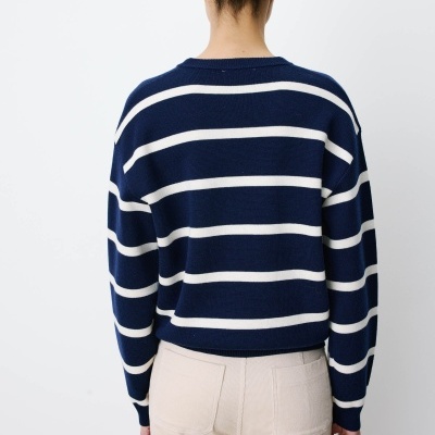 Camisola às riscas azul-marinho e branco vista de costas