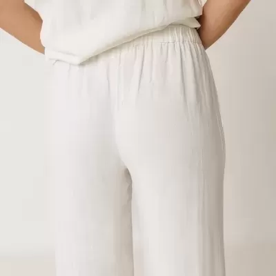 Calças e blusa brancas de tecido leve com cintura elástica