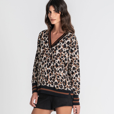 Camisola de malha animal print em modelo feminino com calções pretos