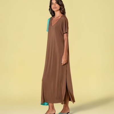Mulher vestindo vestido comprido castanho com forro azul claro