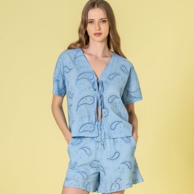 Conjunto feminino azul claro com padrão em bordado vazado e laço frontal