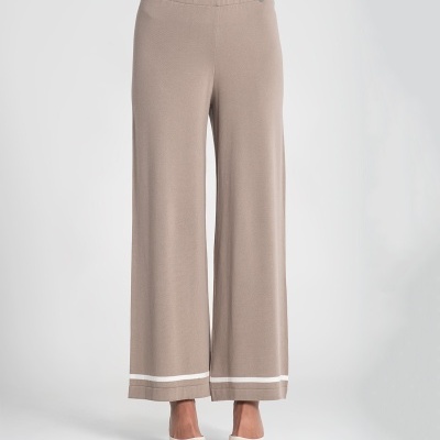 Calças compridas castanhas claras com faixas brancas na bainha