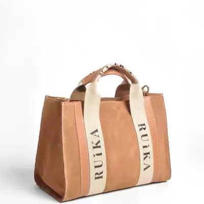 Mala de mão em camurça castanha com alças largas em tecido cru e palavra RUIKA