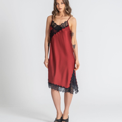 Vestido vermelho com renda preta e sapatos pretos de salto plataforma