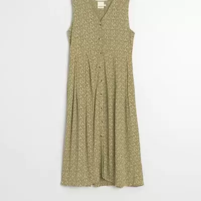 Vestido verde com padrão floral e botões frontais