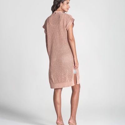 Vestido cor de rosa claro em malha vazada até aos joelhos usado por mulher