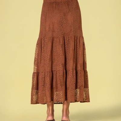 Saia midi castanha em tecido rendado com padrão e sandálias pretas