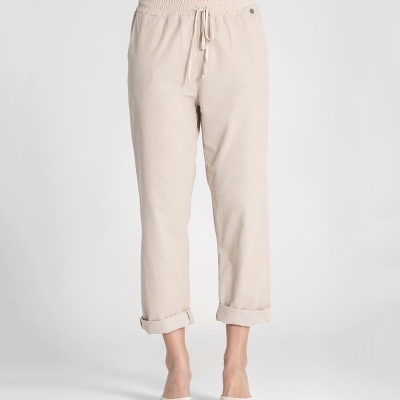 Calças femininas bege com cós elástico e cordão ajustável