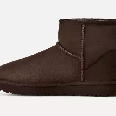 bota baixa castanha em camurça com costuras e sola emborrachada