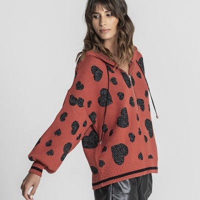 Sweater vermelho com corações pretos e calções pretos de couro