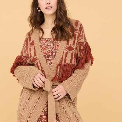 Casaco cardigan de malha bege com padrão geométrico castanho e franjas