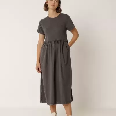 Vestido midi cinzento escuro com mangas curtas e ténis brancos de cano alto