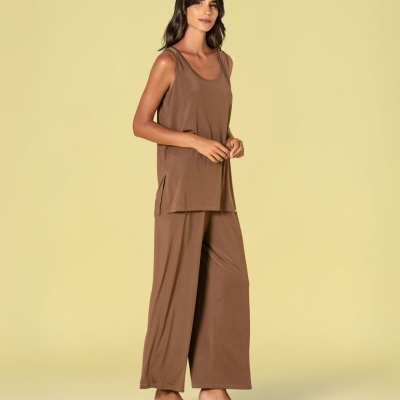 Conjunto feminino castanho com top sem mangas e calças largas e sandálias pretas