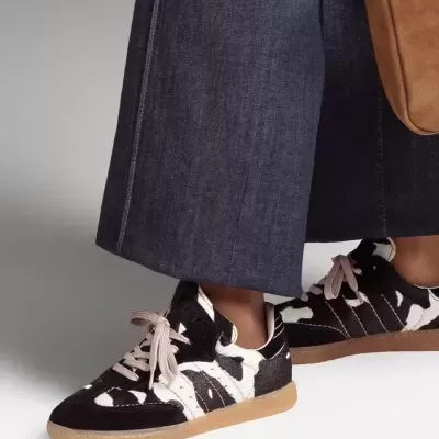 Ténis com padrão pelagem preta e branca e sola bege