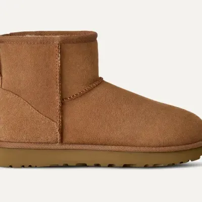 Bota castanha tipo UGG em camurça com sola de borracha castanha.