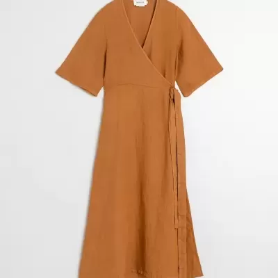 Vestido castanho claro com manga curta e fita para atar