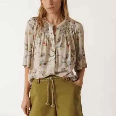 Blusa floral bege com calções verdes-oliva com cordão na cintura