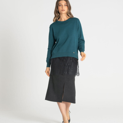 Mulher com camisola azul-petróleo e saia preta com renda e fenda frontal.