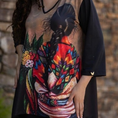 Túnica com estampa colorida e mangas pretas