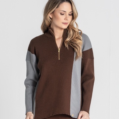 Camisola castanha e cinza de malha com fecho dourado no decote