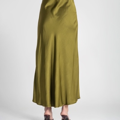 Saia longa verde-oliva com cintura elástica e sapatos de salto alto vinhos vista de costas