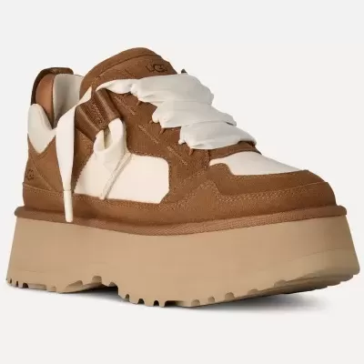 Ténis plataforma castanho e bege com atacadores brancos