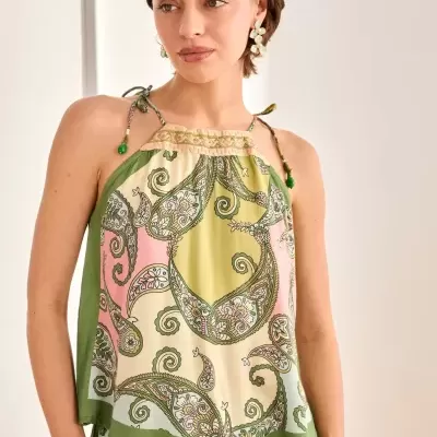 Top leve paisley verde rosa creme amarelo com alças finas e folho bordado usado por mulher