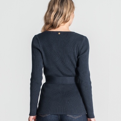 Camisola de malha preta canelada vista de costas