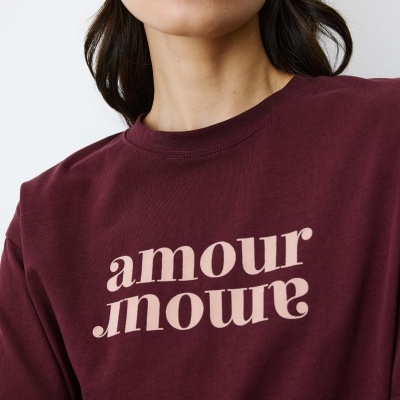 T-shirt bordeaux com estampado de letras creme amour