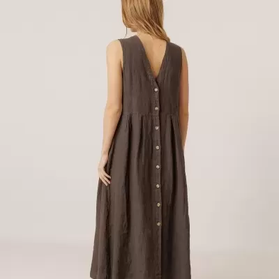 Vestido comprido castanho escuro com botões na parte traseira e chinelos castanhos