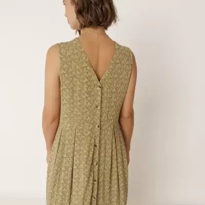 Vestido verde-oliva com padrão floral branco de costas