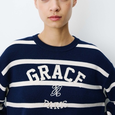 Camisola de malha riscada azul escuro e branco com texto bordado GRACE PARIS